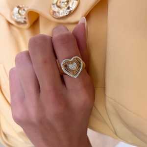 Bague signet cœur cannelé en or massif 10k 14k 18k, sertie de diamant solitaire de laboratoire taille ronde pavé, bijou de luxe pour le petit doigt - Product Image 2