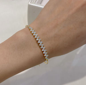 กำไลข้อมือ AMBER JEWELS ชุบทอง 18K ประดับด้วยหินธรรมชาติ ดีไซน์ฮิปฮอป คลาสสิก สำหรับทั้งชายและหญิง ตัวเรือนแบบหนามเตย ประดับมรกตทรงเหลี่ยม ได้รับการรับรองจาก IGI - Product Image 3