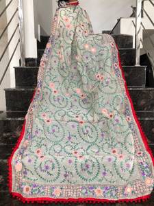 Dupatta en soie froissée bordeaux avec bordure dorée, élégant vêtement traditionnel indien pakistanais pour femmes, idéal pour les mariages, les fêtes et Diwali - Product Image 4