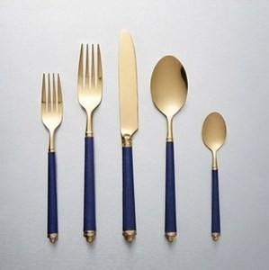 Ensemble de couverts plaqués or de style luxueux avec poignées en cuir bleu, compatibles lave-vaisselle, pièce décorative pour table de mariage - Product Image 1