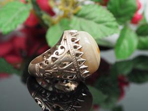 Exquisito anillo afgano Kuchi con trabajo de espejo, centro de cristal rojo vibrante, bordes detallados con alambre y plata antigua. - Product Image 6