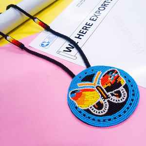 Collier pendentif papillon artisanal perlé avec perles aux couleurs vives jaune, orange, rouge, blanc, noir, bleu et cordon long - Product Image 2