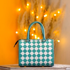 Sac de voyage décontracté de luxe en cuir véritable léger avec fermeture éclair et motif lettres en polyester Venus Leathers pour femmes et filles - Product Image 2