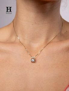 Delicado Collar con Colgante Geométrico en Forma de U, Corte Redondo Brillante, Joyería Fina para Aniversario o Boda - Product Image 2