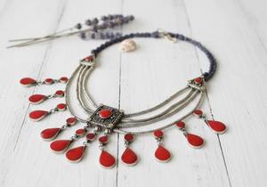 Collier tribal afghan de style antique rare, orné de pièces de monnaie en argent oxydé, de détails de fil torsadé complexe et d'une pierre rouge cramoisie profonde. - Product Image 6