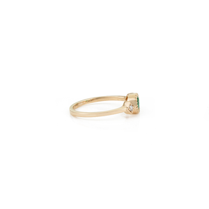 Bague minimaliste à trois pierres en or jaune véritable K14, sertie d'émeraudes et de diamants taille ronde, design délicat et simple, pour filles, cadeau de remise de diplôme. - Product Image 5