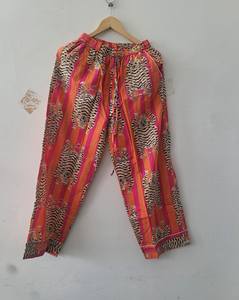 Exquisito Conjunto de Pijama de Algodón Estampado a Mano con Rayas Vibrantes en Naranja y Rosa, Motivos de Tigre, Lujoso, Artesanal, de Secado Rápido para Verano - Product Image 3
