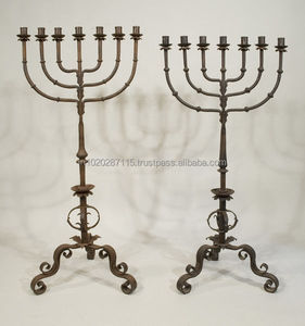 Candelabro de hierro negro tradicional con detalles ornamentados para planificadores de eventos, decoradores y entusiastas de la decoración antigua - Product Image 5