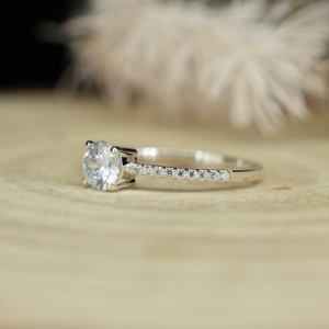 Bague de fiançailles élégante pour femme en argent sterling 925 plaqué or avec sertissage griffe et pierre principale Moissanite VVS 1 carat certifiée GRA - Product Image 2