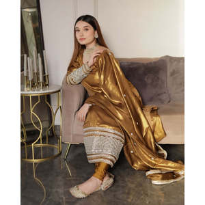 Hermoso Conjunto de Fiesta Marca JD en Dorado, Top y Pantalón con Dupatta, Talla XL - Product Image 1