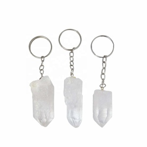 Haute qualité cristal clair naturel colonne hexagonale pierre à la main Point naturel métal porte-clés cristal pierre en gros - Product Image 5
