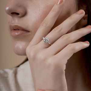 Precioso Anillo de Tres Piedras de Moissanita con Corte Redondo para Mujer, Plata 925 Original, Ideal para Regalo de Cumpleaños para Novia - Product Image 2