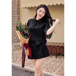 Blusa de Encaje Floral Negra para Mujer, 100% Poliéster, con Detalle de Lazo, Cuello con Muescas, Media Manga, Dobladillo Festoneado, Estilo Femenino CARTER - Product Image 1