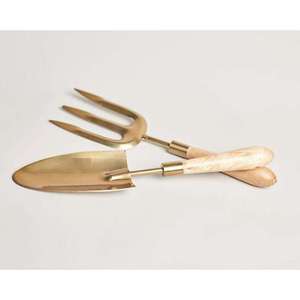 Ensemble d'outils de jardin en métal finition laiton avec manche en bois, râteau et pelle pour l'entretien moderne des plantes d'extérieur, accessoires de jardinage Chaman India - Product Image 2