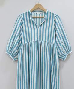 Robe midi pour femme, imprimé floral, 100% coton, formelle, été, faite à la main, tie-dye, coupe trapèze, col en V, taille naturelle, respirante, écologique - Product Image 3