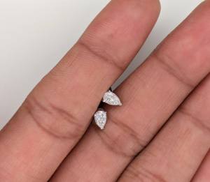 Pendientes de compromiso clásicos unisex de oro de 14K con tres puntas, diamante de laboratorio IGI de corte pera de 0.60Ct D VS1 - Product Image 4