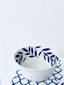 Tazón de Sopa de Cerámica Moderno con Detalles de Rayas Azules Intensas, Perfil Redondo Profundo y Acabado Artesanal Suave - Product Image 5