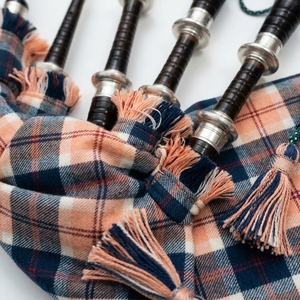 Gaita de celtas escocesa Bannockbane Navy Tartan Great Highland, de madera de palisandro color melocotón, con monturas plateadas, tamaño completo, juego completo. - Product Image 2