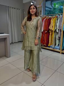 Ensemble Kurta et Palazzo en Soie Brodé Vert Sauge pour Femme, Coupe Droite, Manches Transparentes, Longueur Cheville, Tenue de Soirée - Product Image 2