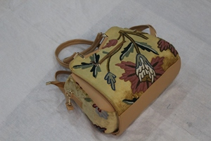 Aari กระเป๋าถือกำมะหยี่ลายดอกไม้กระเป๋าสะพายไหล่มีซิปปิดถุงของขวัญ - Product Image 2