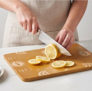 Planche à découper rectangulaire en bois élégante avec trou de suspension et motifs géométriques sculptés en forme d'œil de soleil - Product Image 6