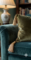 Frange décorative à pompons faite à la main, ornement en fil beige, détail artisanal