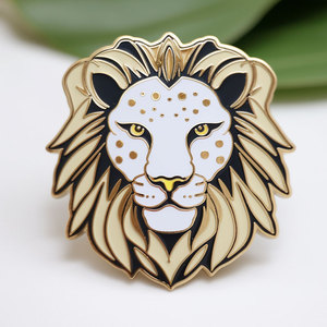 Cadeaux souvenirs de club, épingles à revers personnalisées en métal doré en forme de lion pour costumes homme - Product Image 3