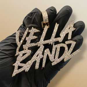 Colgante Yella Bandz Iced Out de Moissanita, Plata 925, Bañado en Oro de 18K, Corte Brillante, Estilo Hip Hop, Unisex, Diseño de Letra, Engaste de Garra - Product Image 1