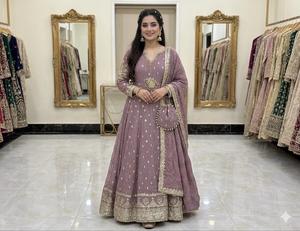 ชุดเดรสชีฟองเนื้อนุ่มแบบใหม่ สวยงาม พร้อมสวมใส่ ปักลายเหมือนกันทั้งด้านหน้าและด้านหลัง พร้อมคอเสื้อปักมือ และกระเป๋าแบบพ็อตลี - Product Image 2