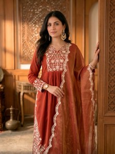 Ensemble kurta élégant en coton brodé avec pantalon uni et dupatta orné de pièces de monnaie dorées et de travail de broderie de sequins pour les fêtes - Product Image 4