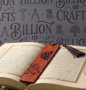 Marque-page d'angle en bois écologique personnalisé avec pompon et incrustation de coquillage sur mesure, cadeau promotionnel souvenir - Product Image 1