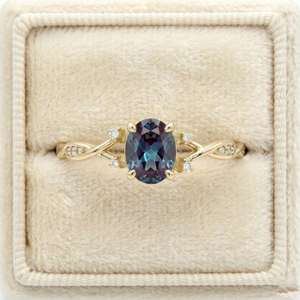 Anillo de Compromiso Ovalado con Alejandrita, Plata de Ley 925, Chapado en Oro de 14K, Gema que Cambia de Color, Banda Vintage - Product Image 1