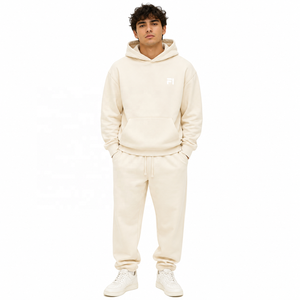 Conjunto Deportivo de Felpa Beige para Hombre con Sudadera con Capucha Suave, Pantalones Deportivos de Pierna Recta y Estilo Urbano Minimalista - Product Image 1