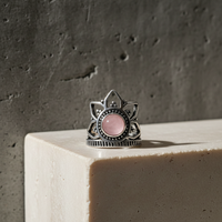Bague Lotus en Quartz Rose Sérénité, Bijou Artisanal en Pierre Guérisseuse, Laiton Plaqué Argent/Or, Sertissage Clos, Style Bohème