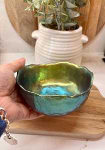 ถาดเสิร์ฟงานฝีมือเคลือบเรซิ่นเมทัลลิก วาดลายด้วยมือ ดีไซน์ปรับแต่งได้ สีสันเหนือกาลเวลา ของตกแต่งบ้าน ศิลปะตกแต่งโต๊ะ ทำด้วยมือ - Product Image 5