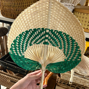 Éventail artisanal en feuille de palmier vietnamien avec peinture décorative, couleur et logo personnalisés - Cadeau promotionnel pour mariage et fête - Product Image 1