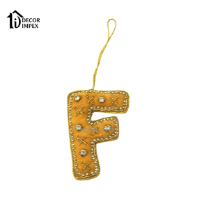 Adornos Navideños de Alfabeto en Terciopelo Dorado de Calidad de Exportación, Decoración Colgante con Cuentas Zardosi Hechas a Mano - Product Image 4