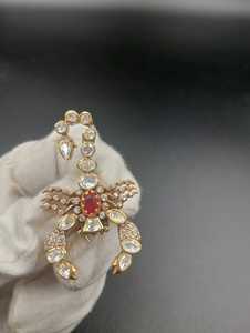 Amaira Jewels - Broche de Plata de Alta Calidad con Diseño de Escorpio, Ojo de Piedra Roja y Baño de Oro, para Mujer y Hombre, Regalo, Joyería, Diseño Hecho a Mano - Product Image 1