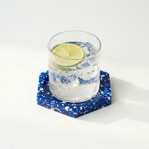 Sous-verre hexagonal moderne en plastique PE écologique, protection thermique, réutilisable, durable, léger, lavable, facile à utiliser, diamètre 10 cm - Product Image 1