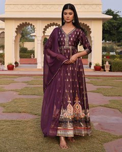 Colección de Kurtis Anarkali para Bodas, Tela Satén, Forro Interior de Crepé, Trabajo de Estampado en Relieve, Color Morado, Tipo de Manga - Product Image 2