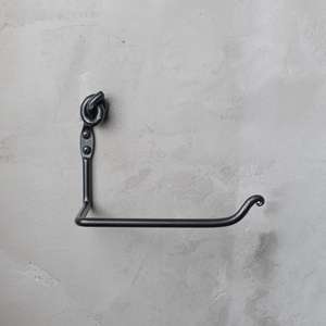 Porte-papier toilette mural fabriqué en fer forgé robuste avec bras incurvé décoratif et finition noire rustique - Product Image 1