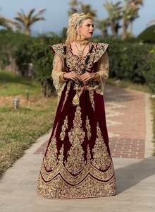 Robe de mariée traditionnelle longue en crêpe de couleur bordeaux foncé avec broderie dorée pour femme @2026 - Product Image 2