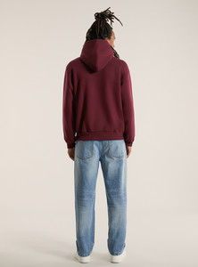 Sudadera con capucha extragrande ultra suave con costuras estructuradas, una mezcla de algodón de primera calidad y un diseño informal pero elegante. - Product Image 3