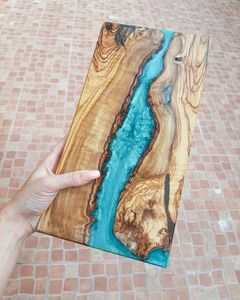 Planche à découper rustique de luxe en bois et résine époxy, plateau de service moderne en bois et résine époxy, planche de cuisine polyvalente en bois dur et résine époxy - Product Image 1