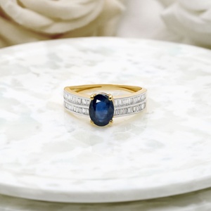 Bague en or jaune 14 carats avec saphir bleu naturel ovale et diamants baguette sertis en canal, Memoria Jewels, vente en gros - Product Image 4
