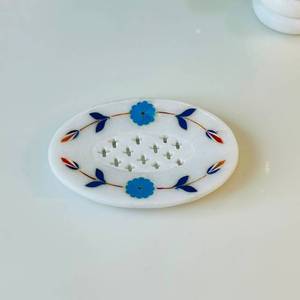 Jabonera de Piedra Blanca Hecha a Mano con Diseño Floral Azul para Accesorios de Hogar y Baño - Product Image 1