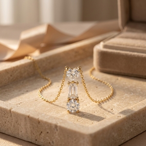 Collier pendentif minimaliste en or jaune avec trois pierres de diamant de laboratoire taille émeraude en forme de cœur, pour anniversaire, avec formes variées - Product Image 2