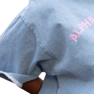 Camiseta de Mezclilla con Estampado de Letras Griegas para Mujer, Top Informal Premium, Elegante y Cómodo para el Verano, 100% Algodón, Secado Rápido - Product Image 5