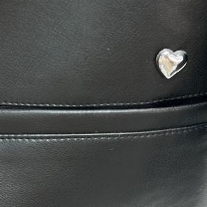 เสื้อแจ็คเก็ตหนังผู้หญิงแบบครอปประดับหัวใจ  สามารถเลือกสีและขนาดได้  แฟชั่นคอวี  เสื้อโค้ทหนัง PU สั้น - Product Image 3