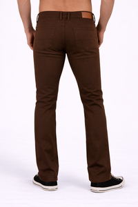 Jean décontracté coupe droite pour homme en tissu extensible confortable de couleur brun cacao intense – Un essentiel quotidien confectionné à partir de tissu riche en coton de qualité supérieure - Product Image 3